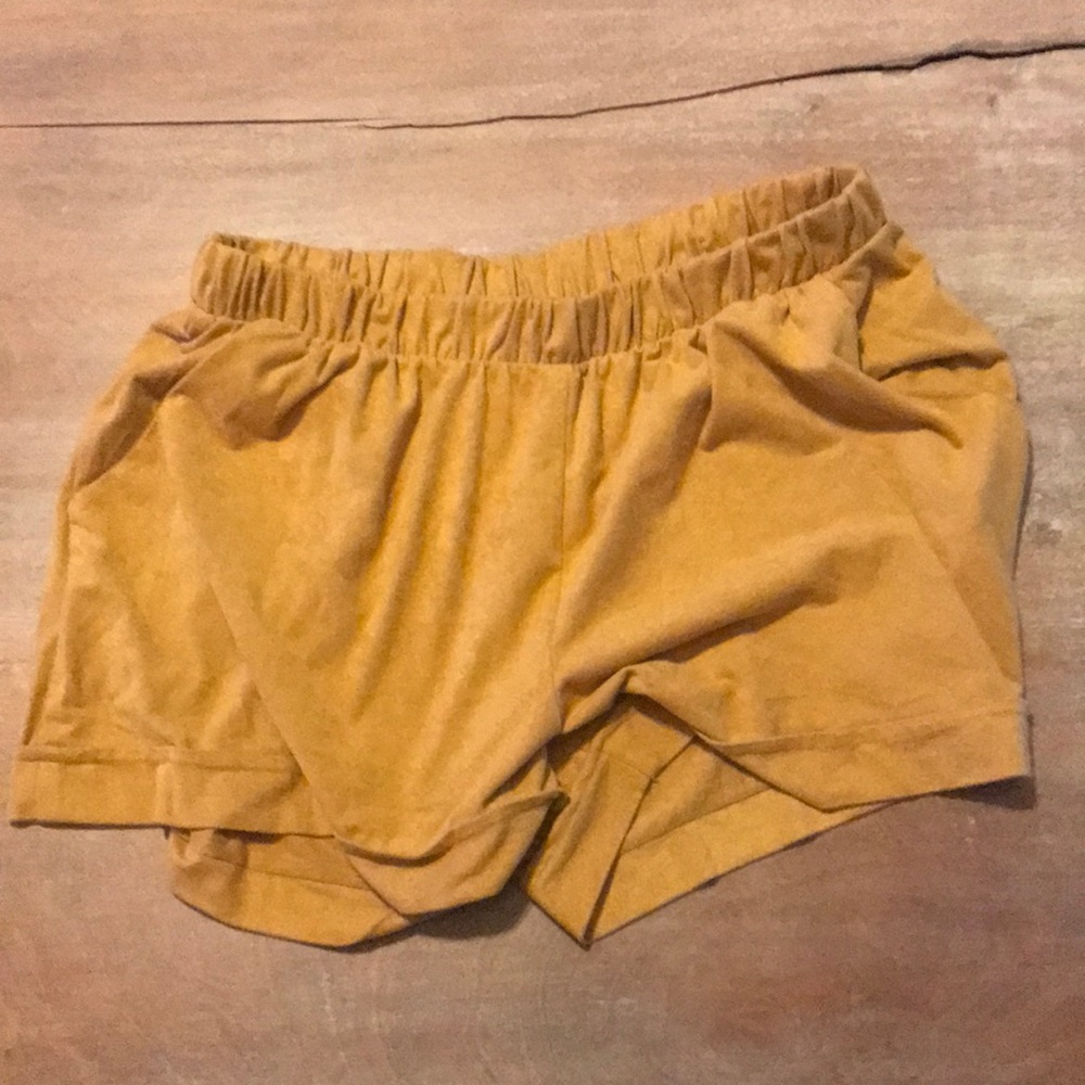 Tyche boutique tan womens shorts size M